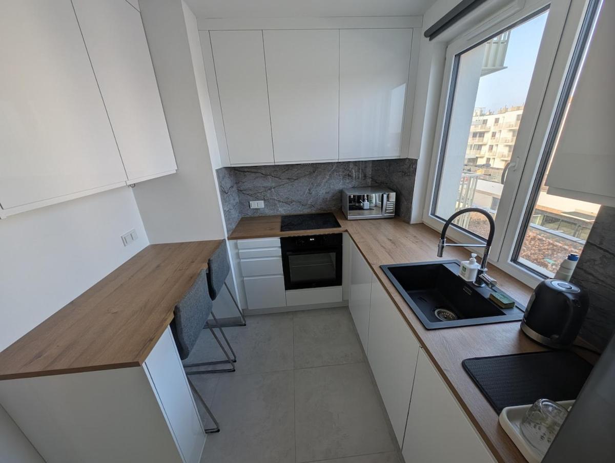 Apartament Dwupokojowe Z Osobna Kuchnia Na Osiedlu Przystanek Miedzylesie Warszawa
